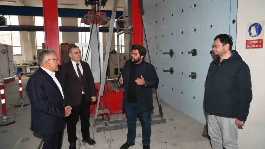 Başkan Büyükkılıç'tan Deprem Araştırma Laboratuvarı'na ziyaret