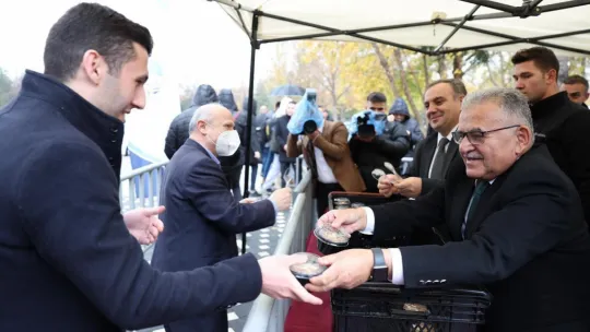 Başkan Büyükkılıç'tan ERÜ'de aşure ikramı