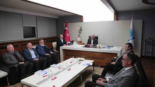 Başkan Büyükkılıç'tan Kayseri için kurmayları ile gece mesaisi