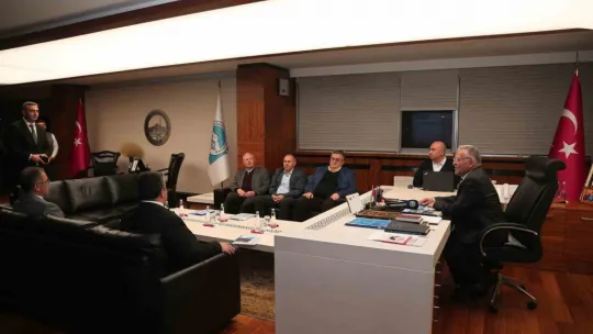 Başkan Büyükkılıç'tan Kayseri için kurmayları ile gece mesaisi