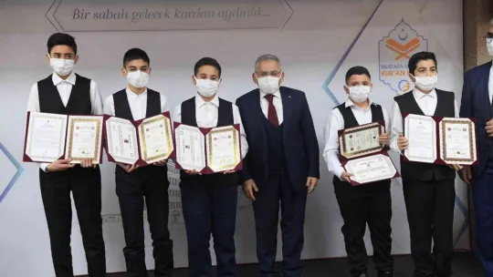Başkan Büyükkılıç'tan Kuran-I Kerim'i hıfzeden öğrencilere hediye