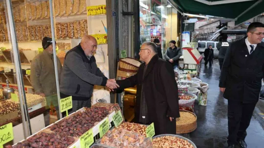 Başkan Büyükkılıç'tan sabahın ilk ışıklarında Camikebir esnafı ziyareti