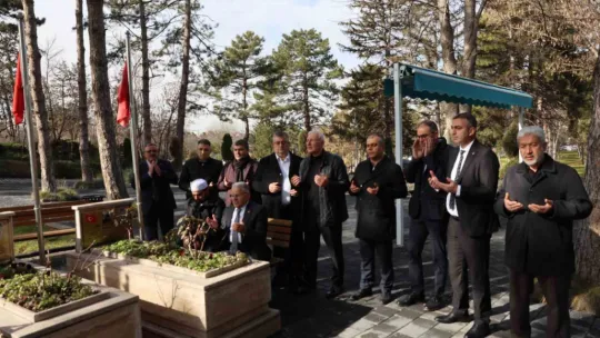 Başkan Büyükkılıç'tan şehitliklere ziyaret