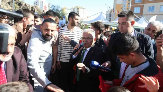 Başkan Büyükkılıç'tan temel atma töreninde miniklere 'Kayserispor' sürprizi