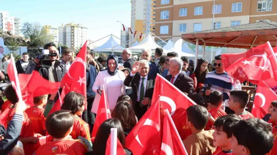 Başkan Büyükkılıç'tan temel atma töreninde miniklere 'Kayserispor' sürprizi