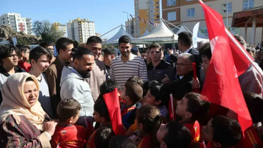 Başkan Büyükkılıç'tan temel atma töreninde miniklere 'Kayserispor' sürprizi