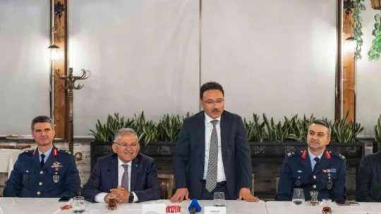 Başkan Büyükkılıç'tan Vali Çiçek onuruna 'hoş geldiniz' yemeği