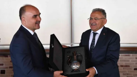 Başkan Büyükkılıç'tan Vali Günaydın onuruna veda yemeği
