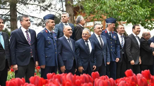 Başkan Büyükkılıç'tan Vali Günaydın onuruna veda yemeği