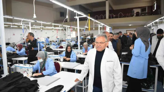 Başkan Büyükkılıç, Yahyalı'da 65 kişinin çalıştığı tekstil atölyesini gezdi