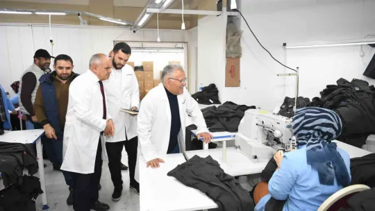 Başkan Büyükkılıç, Yahyalı'da 65 kişinin çalıştığı tekstil atölyesini gezdi
