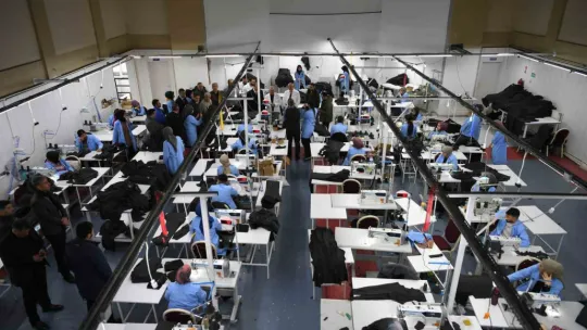 Başkan Büyükkılıç, Yahyalı'da 65 kişinin çalıştığı tekstil atölyesini gezdi