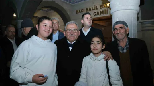 Başkan Büyükkılıç, teravih sonrası vatandaşla buluştu