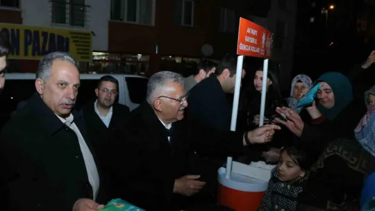 Başkan Büyükkılıç, teravih sonrası vatandaşla buluştu