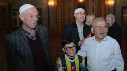 Başkan Büyükkılıç, teravih sonrası vatandaşla buluştu