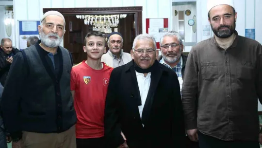 Başkan Büyükkılıç teravih sonrasında vatandaşla buluştu
