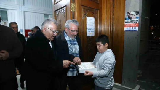 Başkan Büyükkılıç teravih sonrasında vatandaşla buluştu
