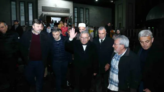 Başkan Büyükkılıç teravih sonrasında vatandaşla buluştu