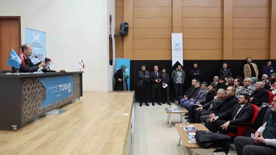 Yazar Yusuf Kaplan, 'Köklerden Göklere' konferansı için Kayseri'deydi