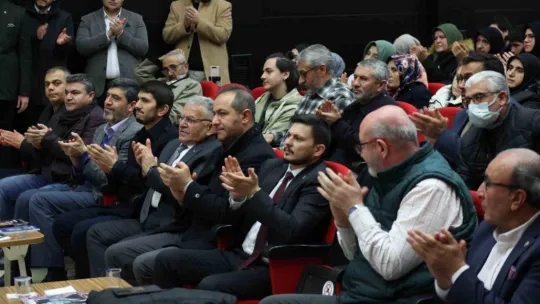Yazar Yusuf Kaplan, 'Köklerden Göklere' konferansı için Kayseri'deydi