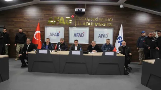 Başkan Büyükkılıç, Vali Çiçek başkanlığında Deprem Kriz Masası'na katıldı