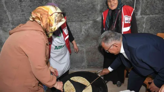 Başkan Büyükkılıç, Vali Çiçek ile Kızılay hayır panayırına katıldı