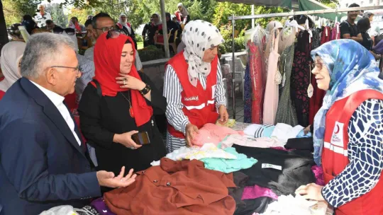 Başkan Büyükkılıç, Vali Çiçek ile Kızılay hayır panayırına katıldı