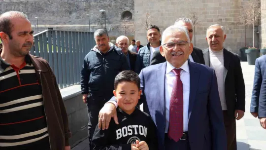 Başkan Büyükkılıç, kale surlarından Kayseri'ye mesaj verdi