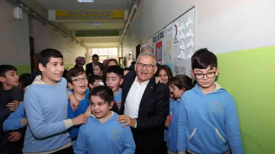 Başkan Büyükkılıç ve Vali Çiçek öğretmenlerle buluştu, öğrencilerle kucaklaştı