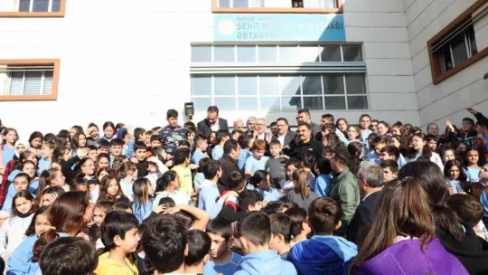 Başkan Büyükkılıç ve Vali Çiçek öğretmenlerle buluştu, öğrencilerle kucaklaştı