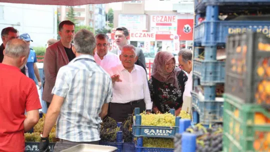 Başkan Büyükkılıç, yenilenen pazar yerinde esnaf ve vatandaşla buluştu