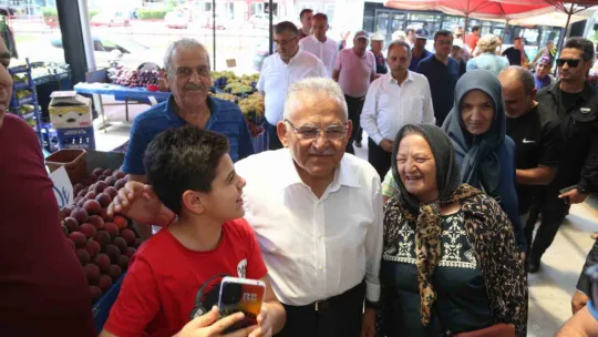 Başkan Büyükkılıç, yenilenen pazar yerinde esnaf ve vatandaşla buluştu