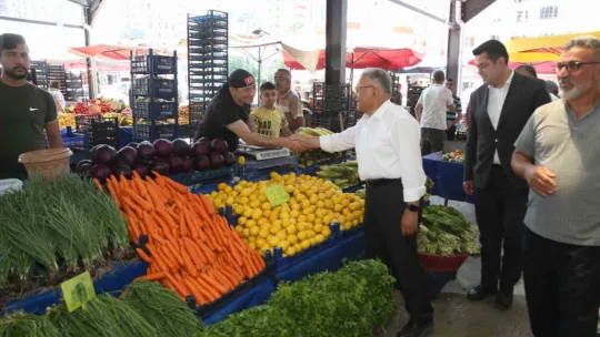 Başkan Büyükkılıç, yenilenen pazar yerinde esnaf ve vatandaşla buluştu