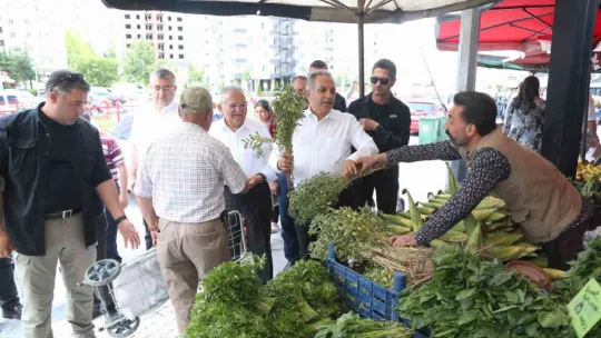 Başkan Büyükkılıç, yenilenen pazar yerinde esnaf ve vatandaşla buluştu