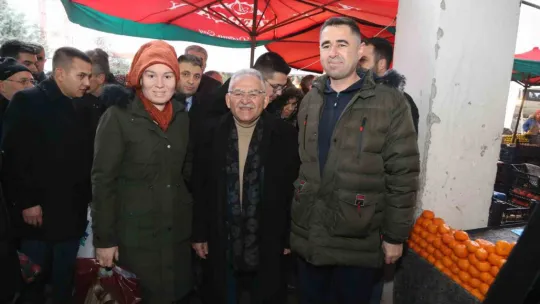 Başkan Büyükkılıç, Ziya Gökalp'te de pazar tezgahına geçti