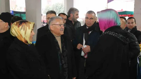 Başkan Büyükkılıç, Ziya Gökalp'te de pazar tezgahına geçti