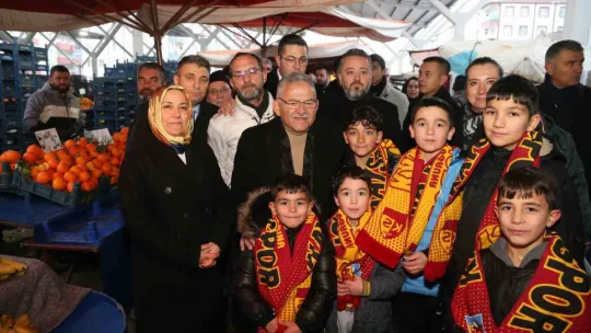 Başkan Büyükkılıç, Ziya Gökalp'te de pazar tezgahına geçti