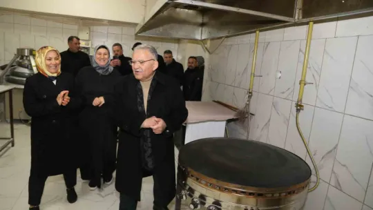 Başkan Büyükkılıç, Ziya Gökalp'te de pazar tezgahına geçti
