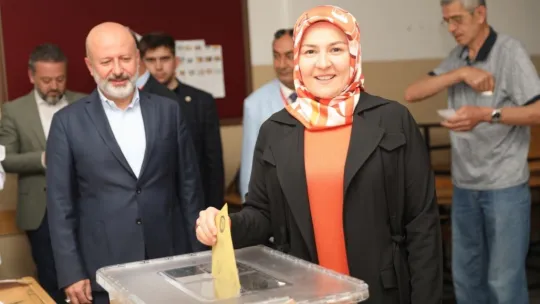 Başkan Çolakbayrakdar, ailesiyle birlikte oy kullandı