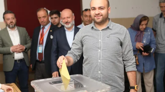 Başkan Çolakbayrakdar, ailesiyle birlikte oy kullandı