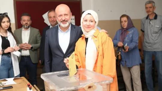 Başkan Çolakbayrakdar, ailesiyle birlikte oy kullandı