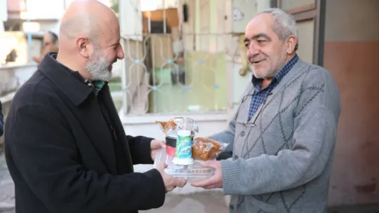 'Başın düşünce dara, Ahmet Çolakbayrakdar'ı ara'
