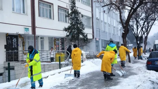 Başkan Çolakbayrakdar, 'Biz, yolları açarız. güzellik ve bereket olan kar, yeter ki yağsın'