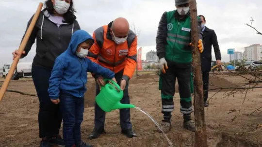 Başkan Çolakbayrakdar: 'Bu yıl 100 binden fazla ağacı toprakla buluşturduk'