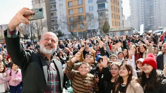 Başkan Çolakbayrakdar, çocukların yüzünü güldürüyor