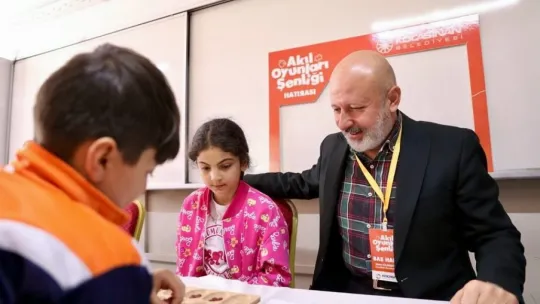 Başkan Çolakbayrakdar, çocukların yüzünü güldürüyor