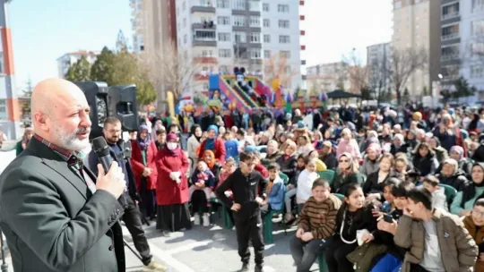 Başkan Çolakbayrakdar, çocukların yüzünü güldürüyor