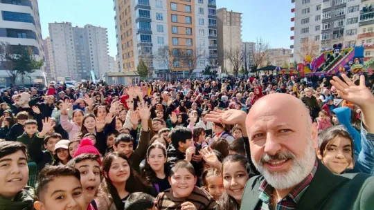 Başkan Çolakbayrakdar, çocukların yüzünü güldürüyor