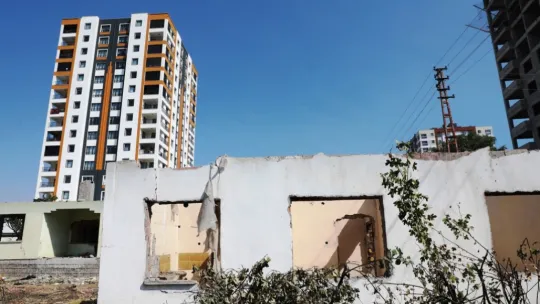 Başkan Çolakbayrakdar: 'Dönüşümle gecekondu evleri yıkıp, geniş yollar yapıyoruz'