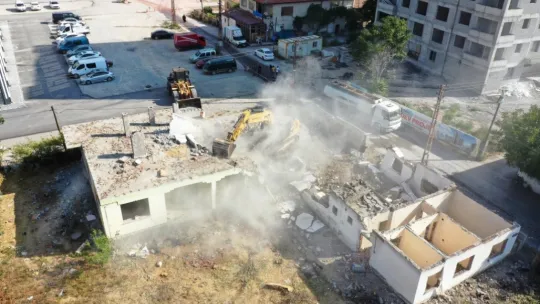 Başkan Çolakbayrakdar: 'Dönüşümle gecekondu evleri yıkıp, geniş yollar yapıyoruz'